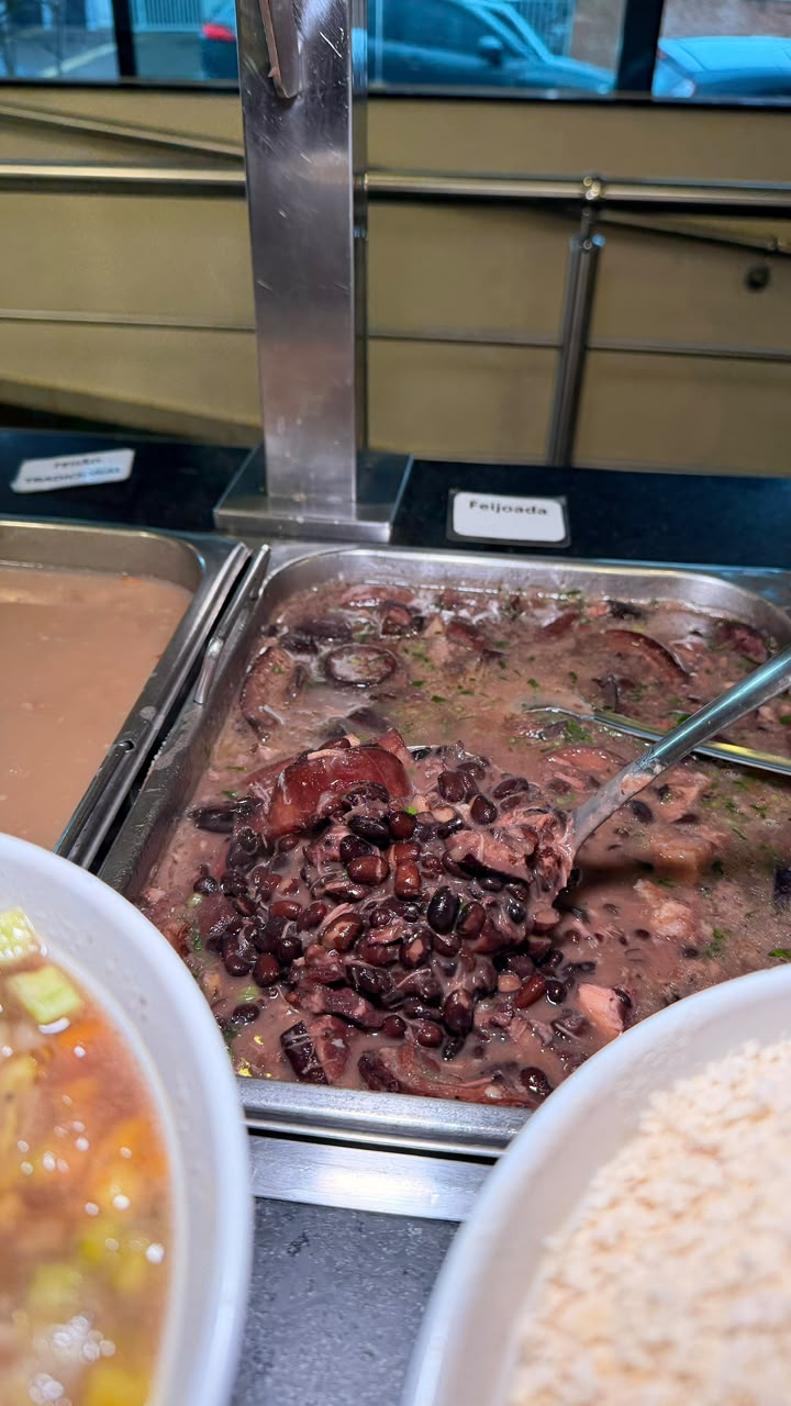 Feijoada servida no buffet quente