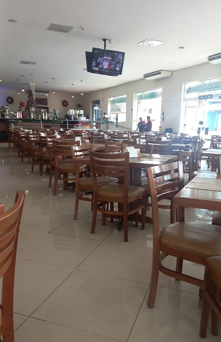 Salão arrumado antes de abrir, com buffet ao fundo