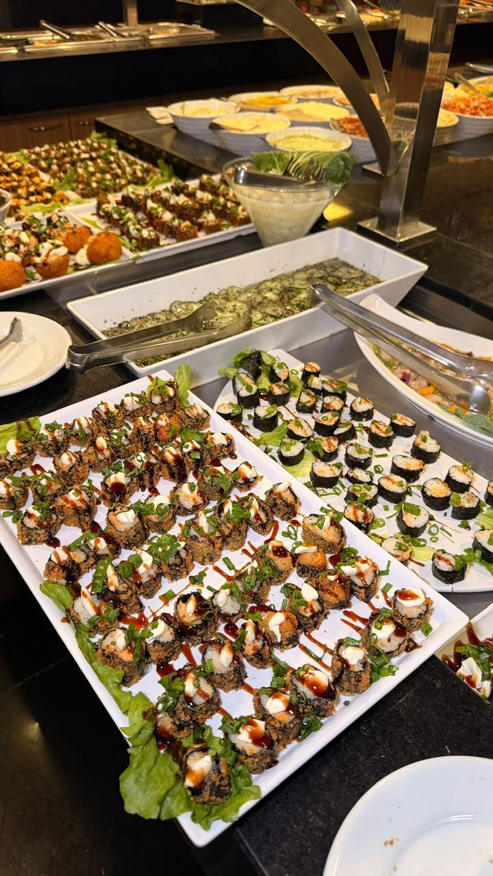 Hot rolls e sushis frescos do buffet