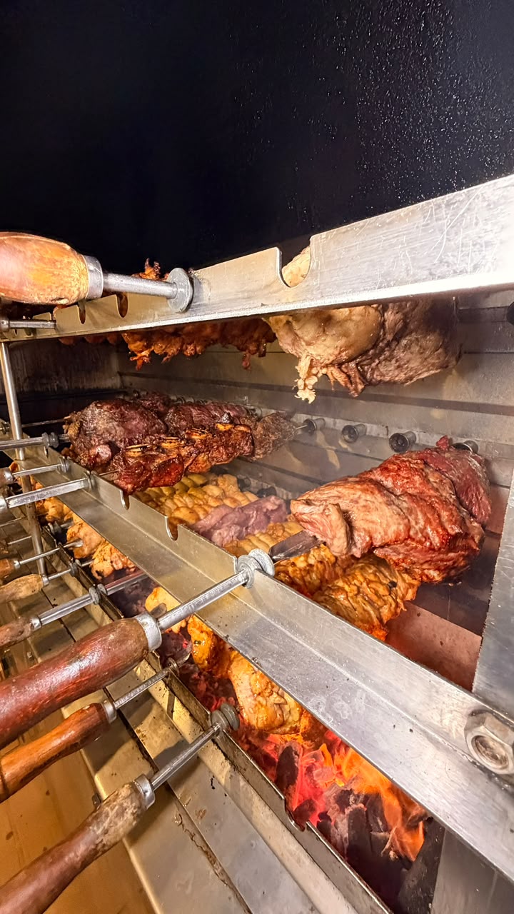 Carnes assando na churrasqueira a carvão