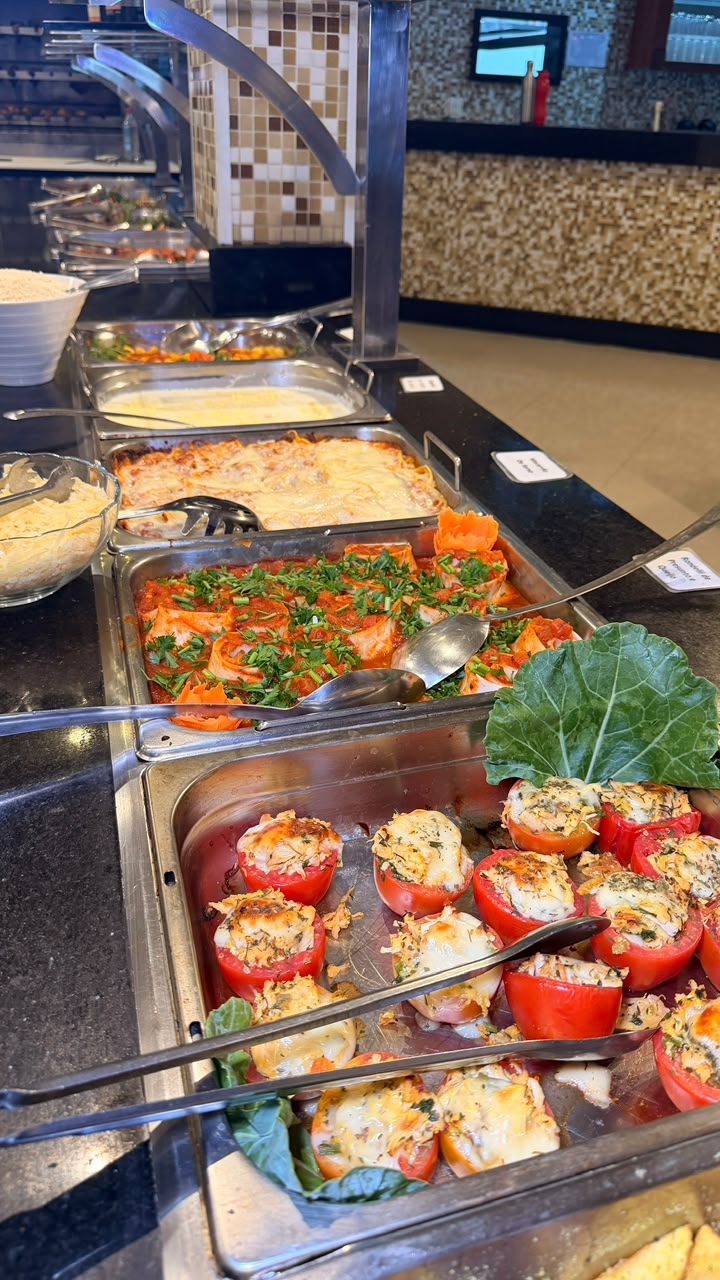 Lasanha e tomates recheados gratinados