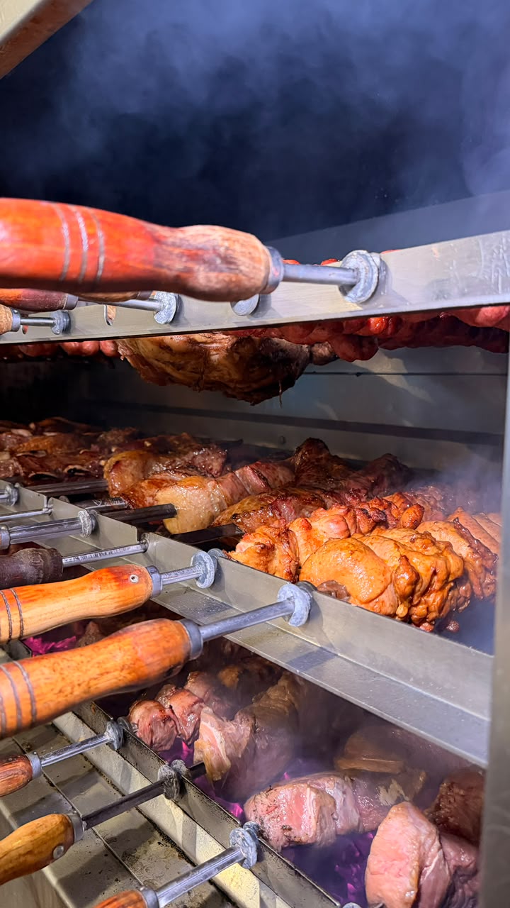 Churrasqueira cheia de carnes no espeto
