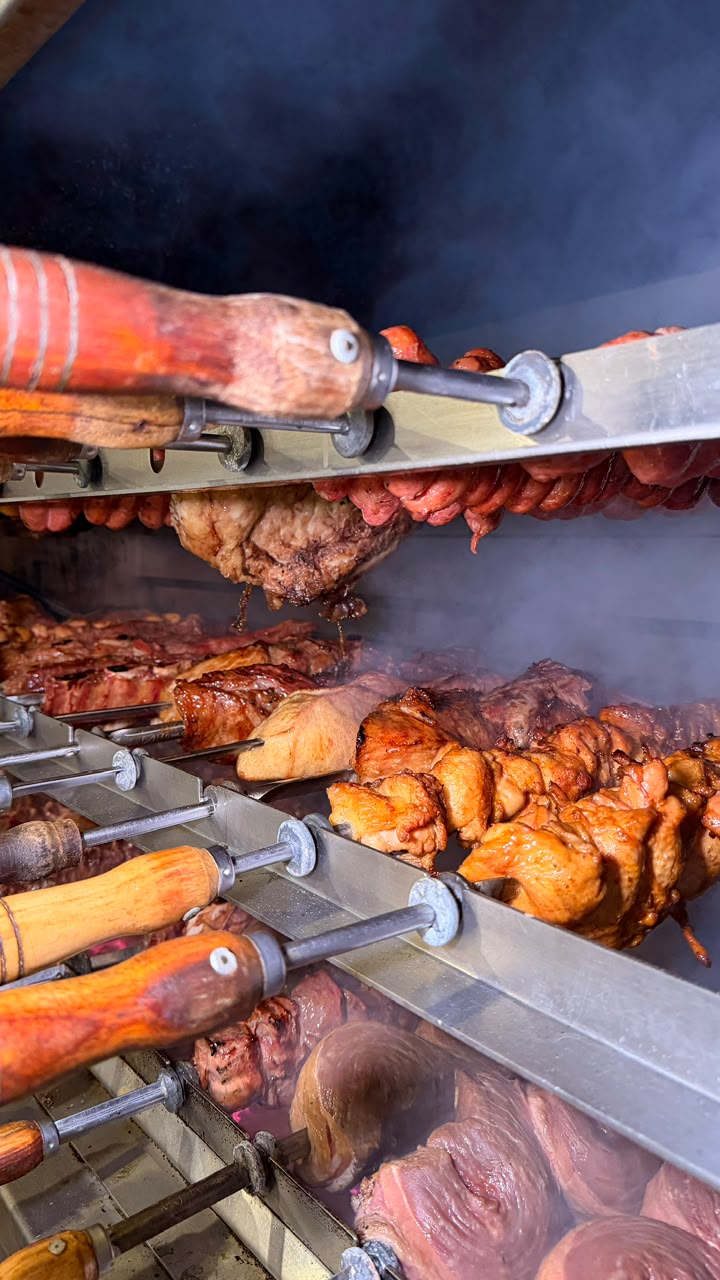 Frango e linguiça assando na brasa
