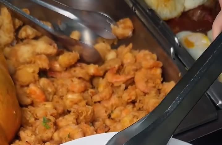 Camarão frito crocante servido no buffet