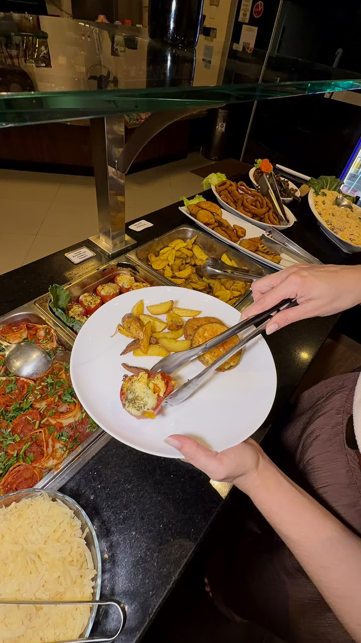 Cliente se servindo no buffet do Ari