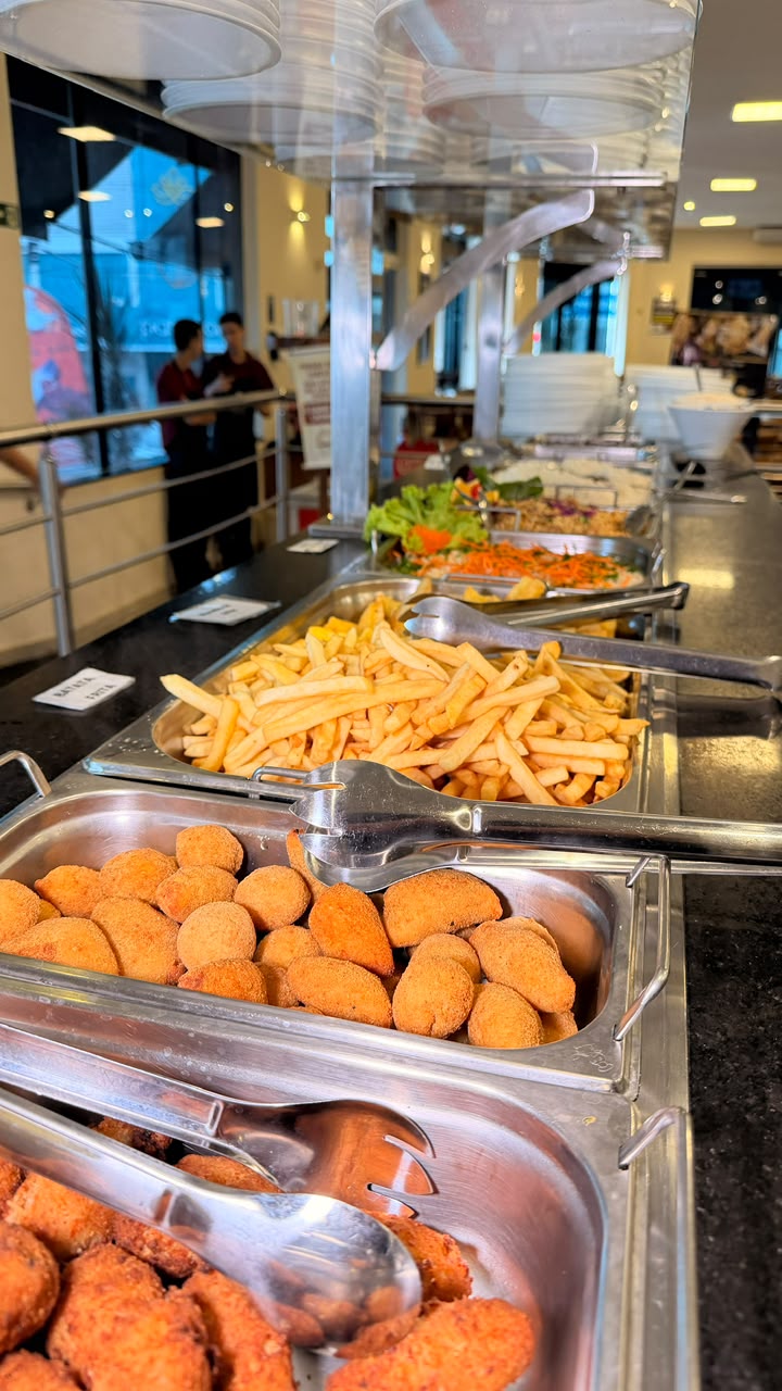 Linha do buffet com batata frita e salgados