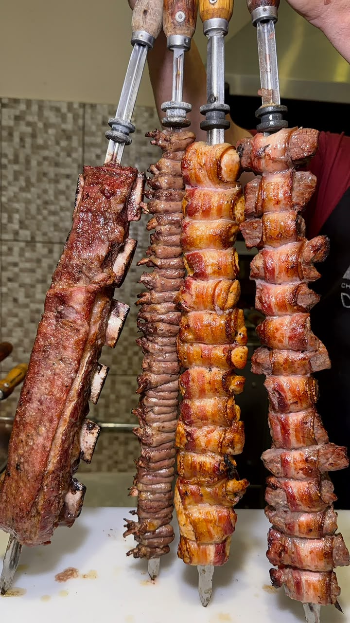 Espetos de costela, frango com bacon e linguiça
